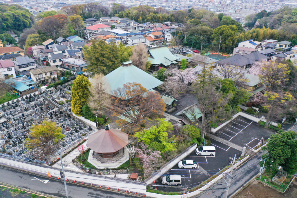 東西に分かれて墓地がある