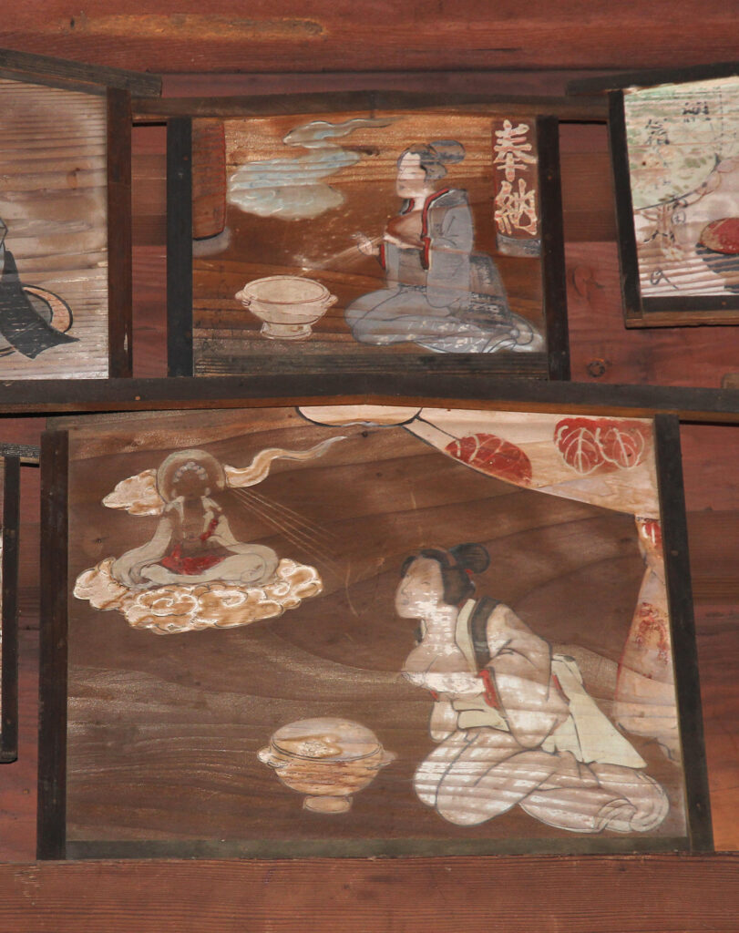 薬師堂に奉納された乳しぼりの絵馬