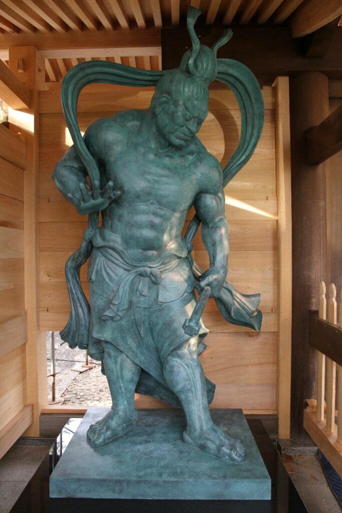 左側の吽形（うんぎょう）